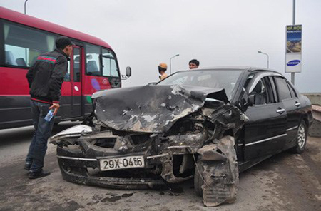 Vụ tai nạn khiến 3 chiếc xe bị hư hỏng nặng.
